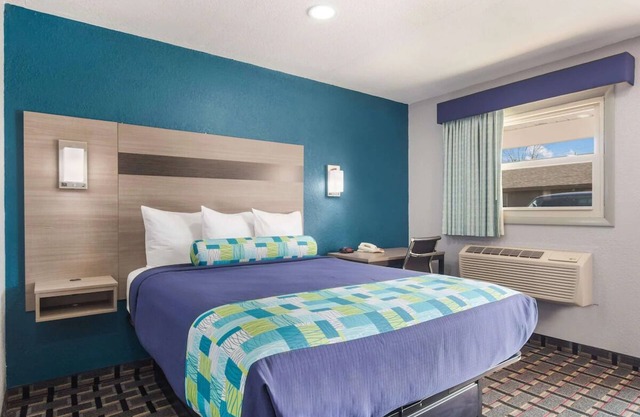 Pleasant Stay in Knights Inn & Suites Salem! Free Breakfast and Parking