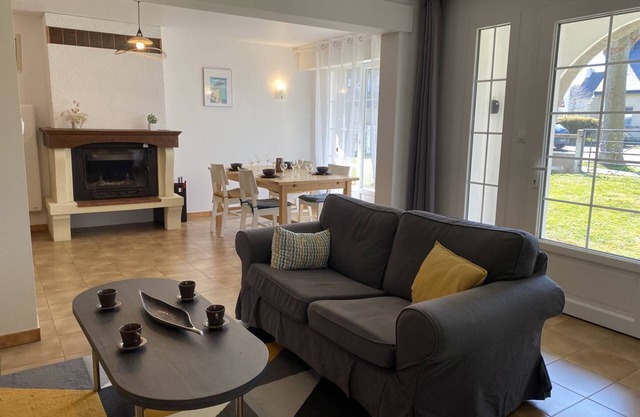 Pleasant T3 apartment with garden, on the ground floor of a stone house, offering 2...