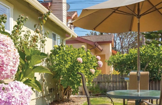 Cottage mit zwei Schlafzimmern, nur wenige Blocks vom Strand entfernt in Pleasure Point, Santa Cruz!
