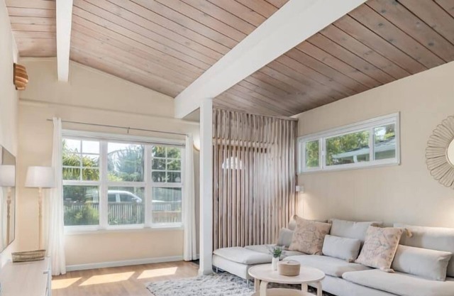 Pleasure Point Home - short walk to the beach!