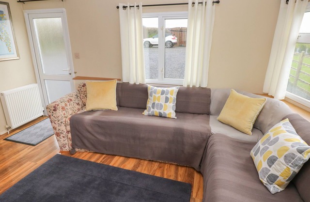 PLEMBURY COTTAGE CARAVAN, family friendly, with a garden in Whitland