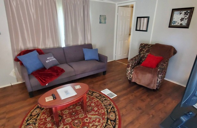 Plenty of space for that extended stay! 3 Beds!