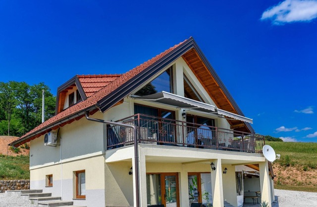 Plivanje u zalazak sunca - Three Bedroom House