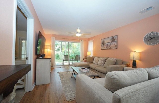 Plush 1st floor 2bd 2ba Pool, Hottub Kiddie pool