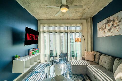 Plush 2BD - CDT - Gym, Pool, Parking - Sleep 8