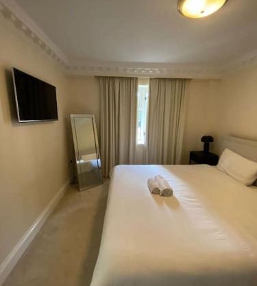 Plush apartment, near station & river