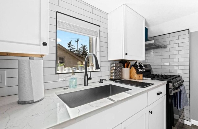 Plymouth 2BR: Complete & Cozy