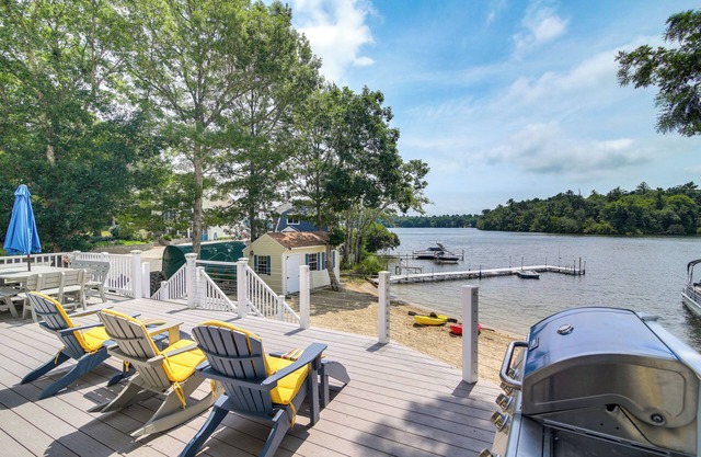 Plymouth Getaway w/ Private Lake Beach + Kayaks!