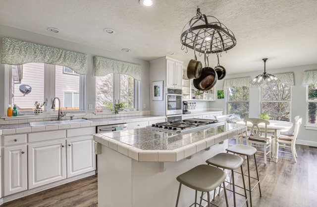 PNW Getaway w/ Pool Access Near Skiing & Hiking!