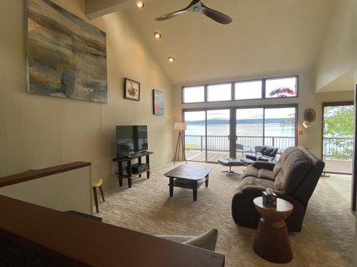 PNW MCM 155ft Private Waterfront Gem on Raft Island with Hot Tub