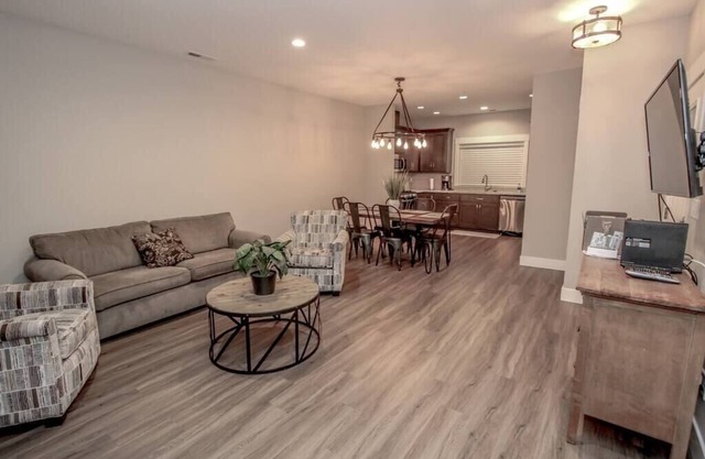 New 2 Bedroom, 2. 5 Bath Modern Condo mit einfachem Zugang zu Kanada und den Inseln