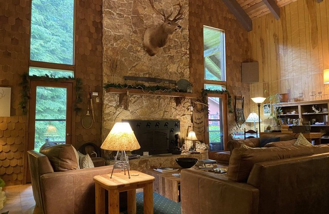 Pocahontas- Rustic & Tranquil Lodge Room at the Manitou Lodge