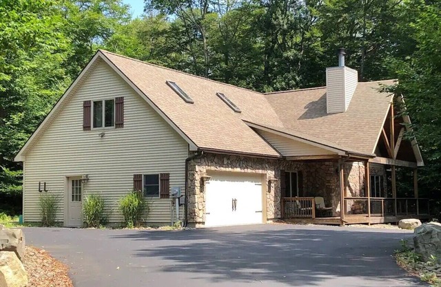 Pocono Cabin at Big Bass Lake-Family friendly with king bed in private community