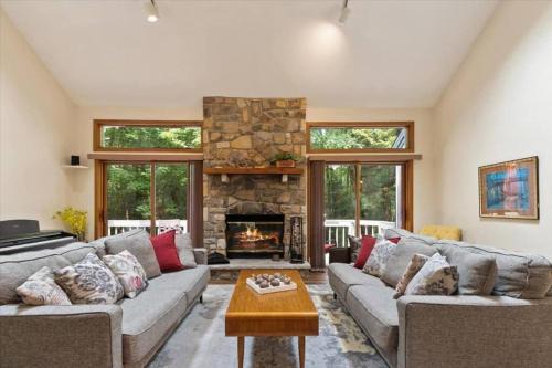 Pocono Chalet/4 BDRMS/Fireplace