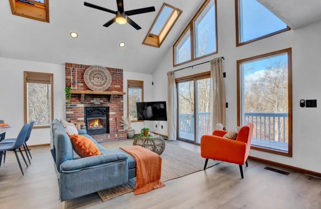 Pocono Dream Chalet- HOT TUB/GameRoom/Lake & Pool Access/ Fireplace / Firepit