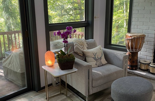 Pocono mountain lakehouse close to fishing, skiing, hiking and indoor water park