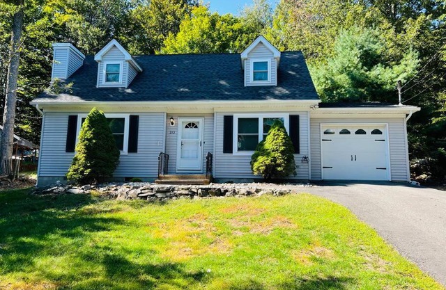 Pocono Mountain Lake View House with 4 Bedroom!