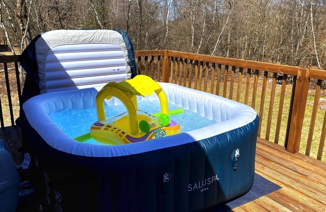 Pocono Retreat with Hottub,Lake Access and Swimming Pools