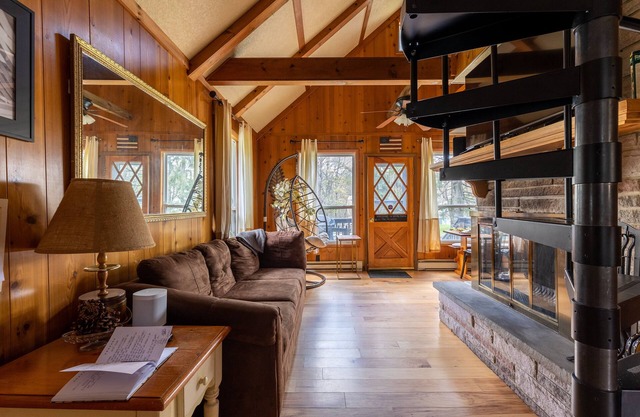 Poconos Cabin Hot Tub| Outdoor Shower| Kayak | Walk to Lake