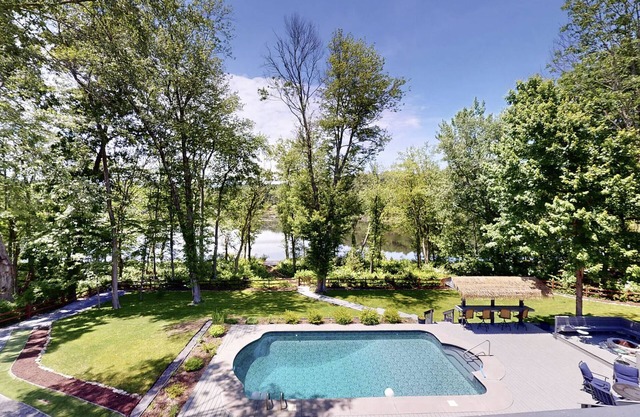 Poconos Idyllic Lakefront House 12ppl Gameroom Hot Tub Firepit