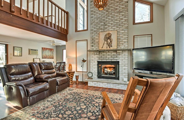 Poconos Home w / Feuerstelle, Whirlpool, Deck & Grill!