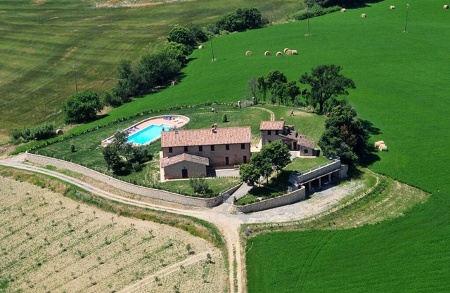 Podere Gello, Amazing Tuscany Farmhouse, Sleeps 15, Free Parking, Wi-Fi