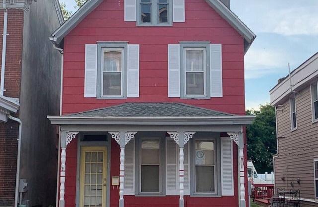 Poe Themed Home Close to Beaches and DE Turf