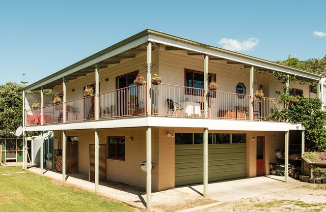 Pohara's White House - Coastal Charm