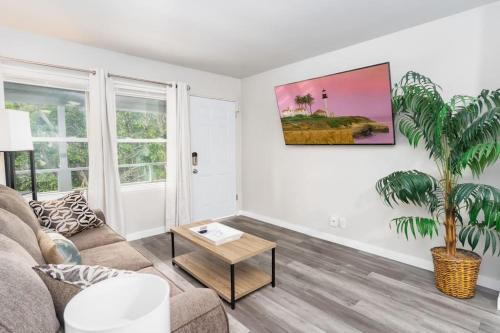 Point Loma Escape - Walk to the Harbor Restaurants & Shops with Parking!