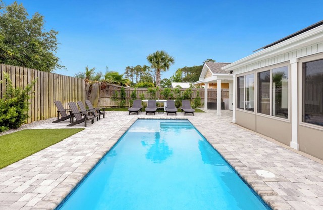 Point Three: Private Pool, Bikes, Steps to Beach!