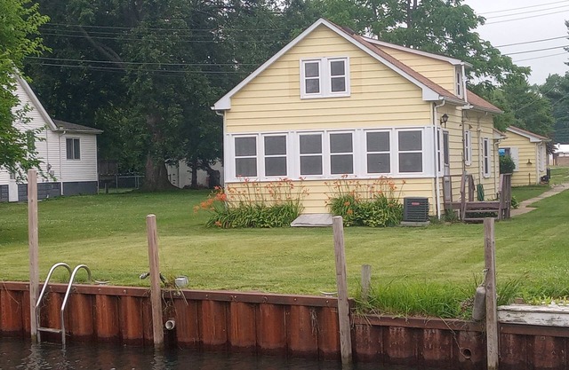 Pointe Haven with Canal frontage for your boat in Algonac