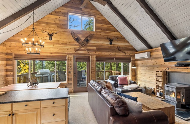 Pointe Pines Mountain Cabin near Roslyn & Suncadia. Hot Tub, WiFi, Fire Pit.