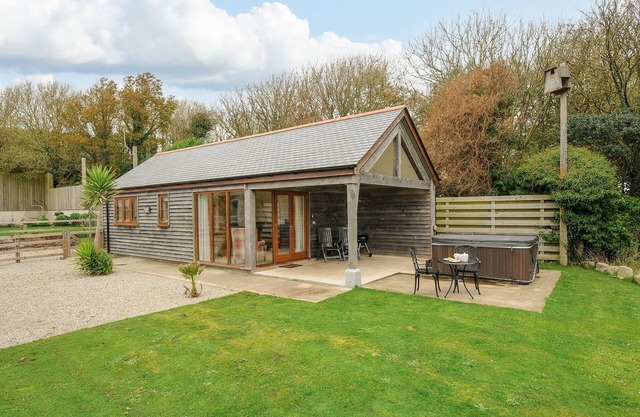 POL GLAS CABIN, pet friendly, country holiday cottage in Mullion