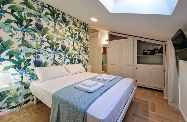 Pola Rooms - Standard Flowers