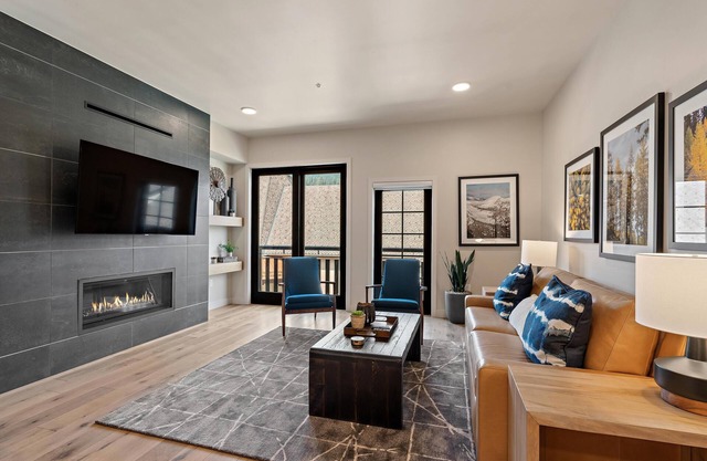Polished Condo|Plaza and Mountain views