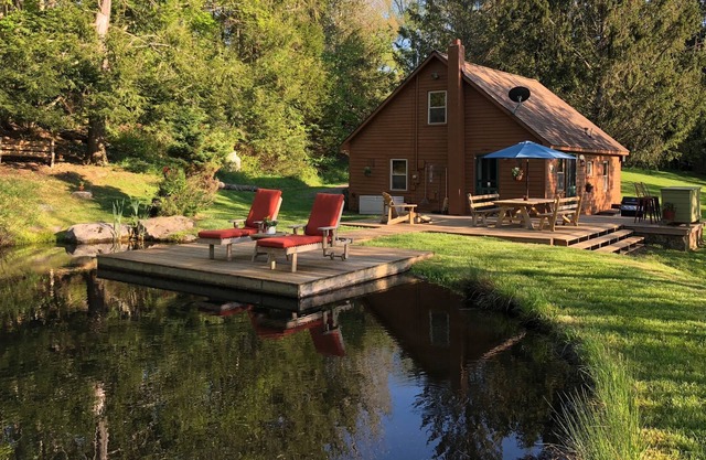 Privat mit Teich, Stream und Dock neben dem Haus!