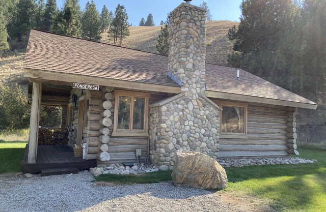 Ponderosa Cabin, Luxus, handgefertigte Blockhütte am Rye Creek in der Nähe von Darby, MT