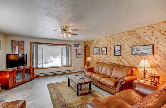 The Ponderosa ~ Peaceful - Private - Picturesque cabin on 5 acres in the Pines