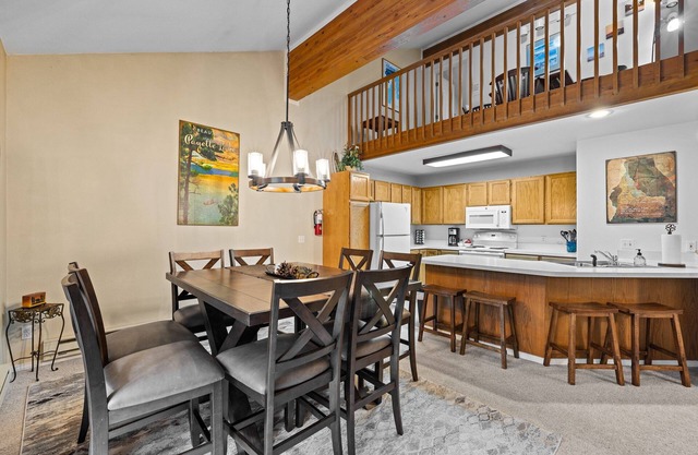 Ponderosa Retreat - Fireplace - Community year round pool - sauna - fitness center
