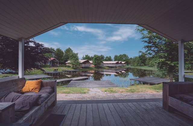 Chalets mit Badezimmer in der Nähe eines Teiches