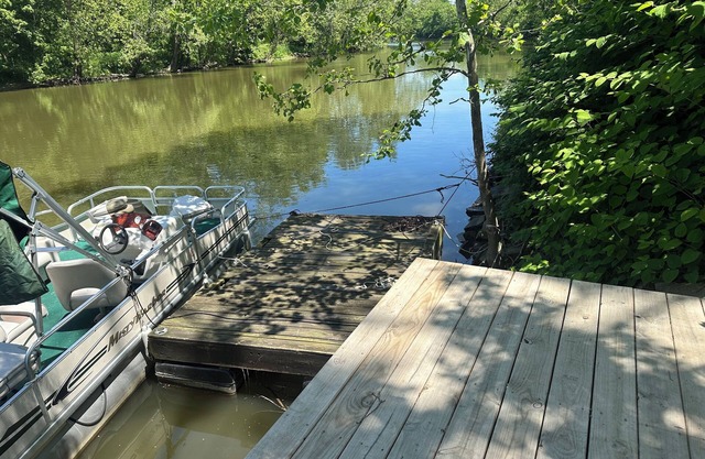 Riverfront Loft Getaway Cozy, Clean, Restaurants, kayaks, close to Broad Ripple!