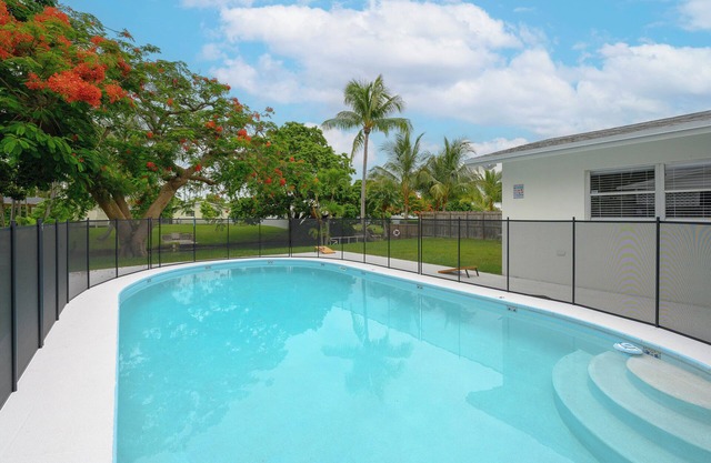 Pool,4-bedroom house ,family friendly, canal front