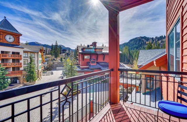 SoliHaus: Ski in/Ski Out Condo w/ Rooftop Hot Tub!