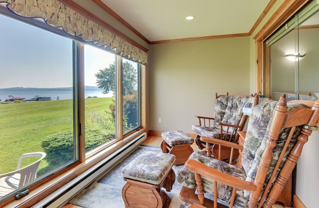 Pool Access: Waterfront Lake Memphremagog Condo!