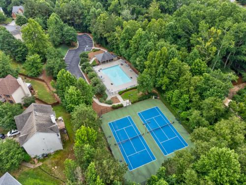 Pool and Patio, 8 minutes from Mall of Georgia!