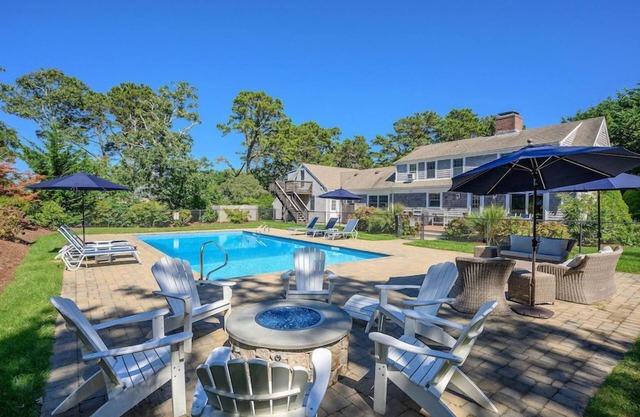 Pool and Private Association Beach In Cannon Hill RPAM006