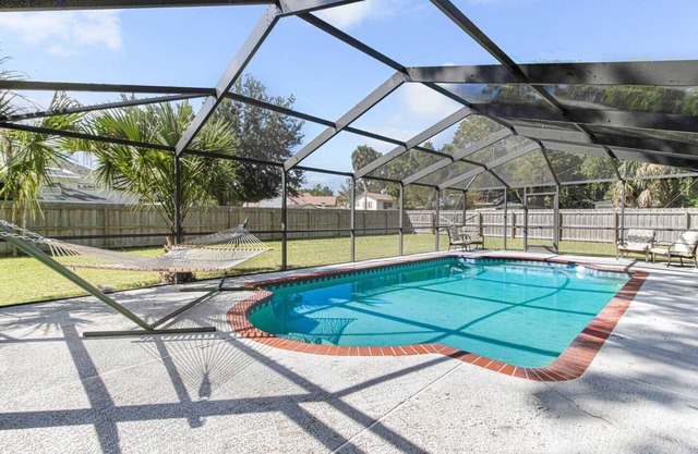 Pool, bbq & large backyard in charming downtown. Pet Friendly!