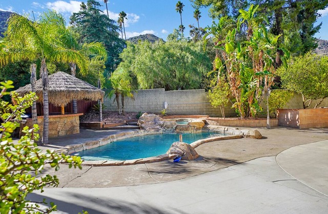 Pool BBQ View Balcony Fireplace King W-D