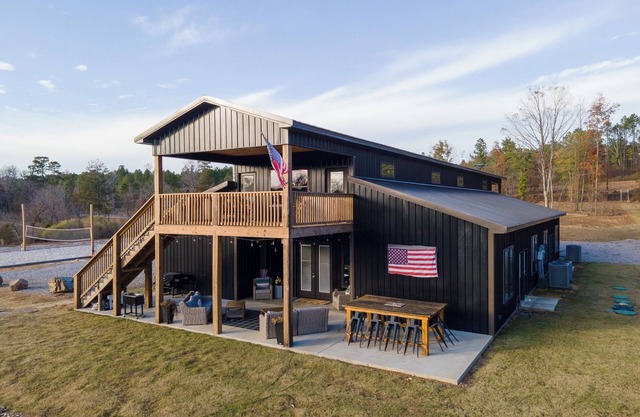 Pool ~ Boat Dock ~ Volleyball Court 9 BR ~ Sleeps 24