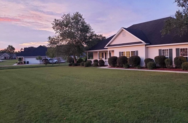 Pool/Bon Fires at Cul-De-Sac 4 Bedroom/3 Bath Getaway. Close to Wild Adventures